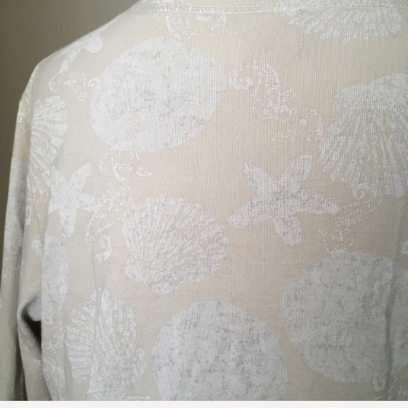 3 for $15 🔴 Cream Seashell Crewneck Cardigan - Picture 5 of 7